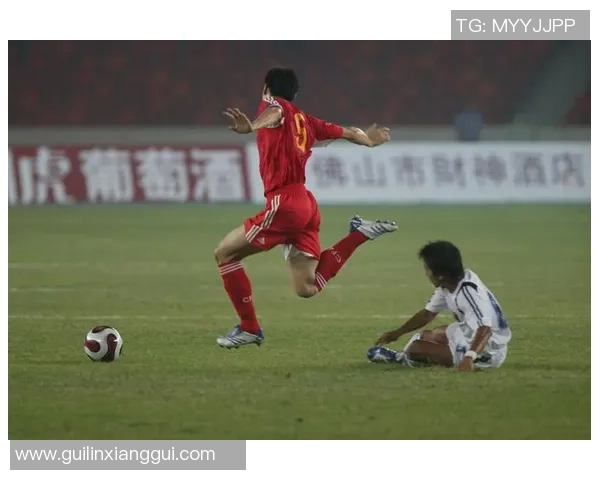 守护球门的英雄：足球门将的非凡风采与精神