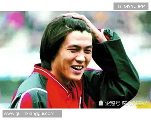 少林足球星爷大展绝技一脚将足球踢上天引发全场惊叹