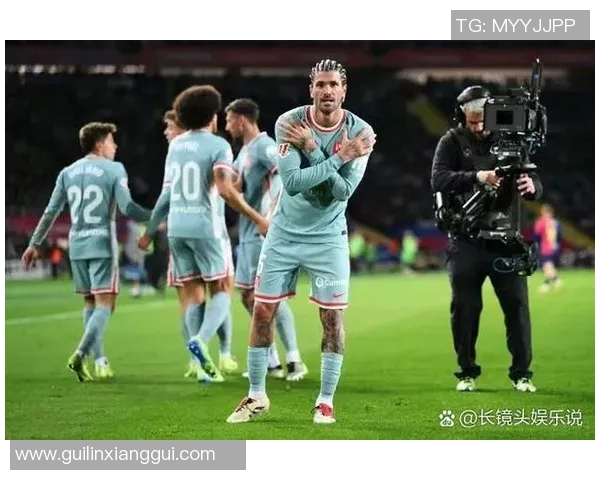 左后腰足球巨星的战术地位与球队核心作用解析