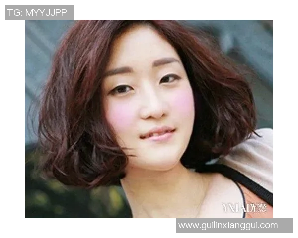 足球明星烫发潮流解析：从发型看球场外的时尚风向标